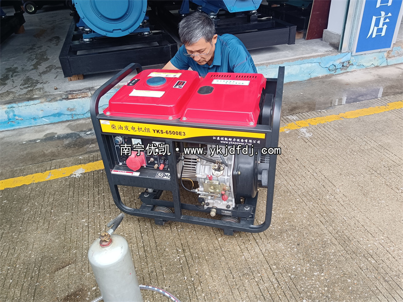2024年5月19日，客戶(hù)到店自提一臺(tái)5KW等功率柴油發(fā)電機(jī)組